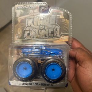 Greenlight 1/64 Kings of Crunch 1996 Ford Bigfoot #5 dirty Blue Wheels chase
